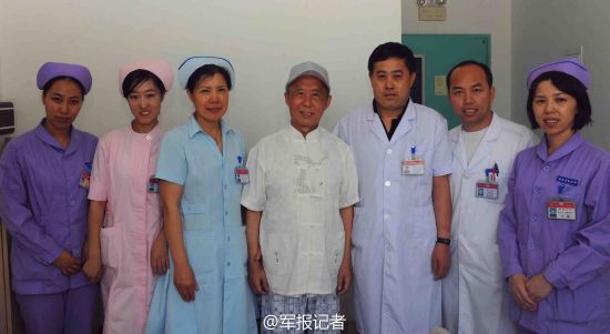 田連元在醫(yī)院中與醫(yī)護人員合影(圖片來自網絡) 田連元在醫(yī)院中與醫(yī)護人員合影(圖片來自網絡)