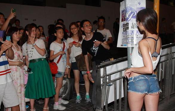 嫩模仙樂都性感著裝惹大叔圍觀，無懼與馬來西亞美女比身材。