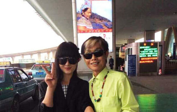 鄧建國(guó)與新女友。