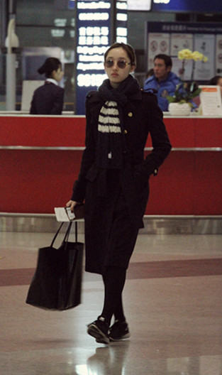 蔣夢婕獨(dú)自現(xiàn)身機(jī)場 蔣夢婕獨(dú)自現(xiàn)身機(jī)場