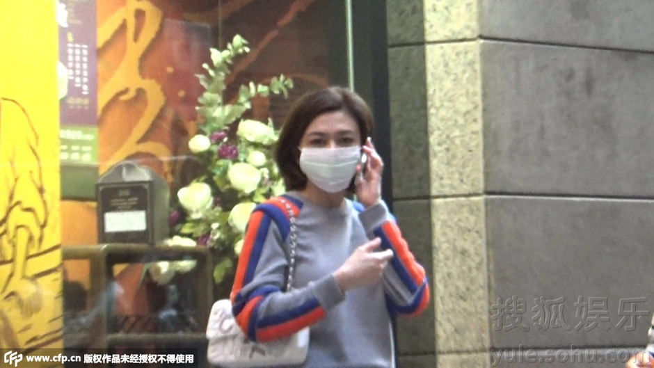 關(guān)之琳口罩遮面無(wú)人識(shí) 穿短褲打電話(huà)美腿超吸睛