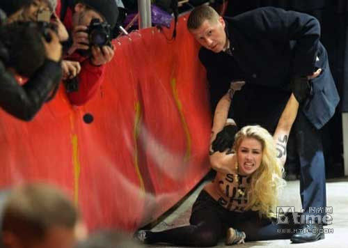 烏克蘭女權(quán)組織半裸鬧柏林電影節(jié) 烏克蘭女權(quán)組織半裸鬧柏林電影節(jié)