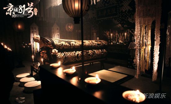 霍家為死去二少爺舉辦隆重的冥婚儀式之后，便送入靈堂。在如此幽閉的空間，活人陸蝶玉將與死者度過一晚駭人