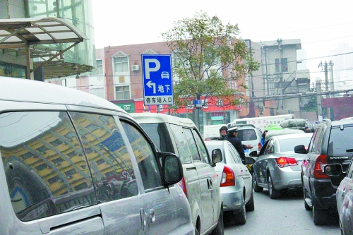 鄭州西三馬路擁堵嚴重 鄭州西三馬路擁堵嚴重