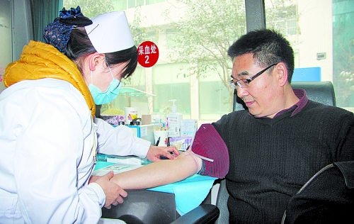 雪地里，百余名醫(yī)護人員獻血救急