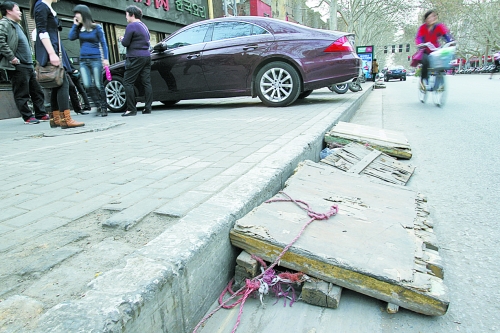 看車人制作的斜木板，引司機停車
