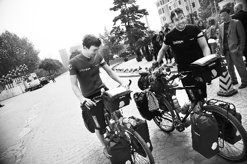 他們說，希望唇腭裂患兒能開口微笑 邱曉峰/圖