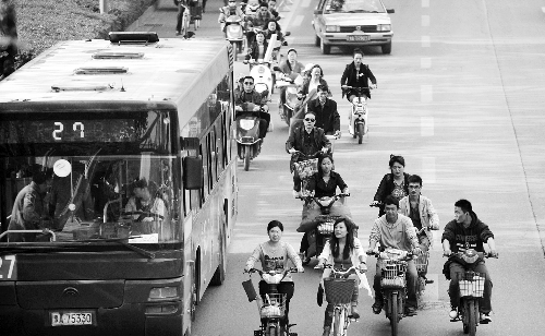 河南電動(dòng)車(chē)保有量居全國(guó)第一記者 趙卓/攝