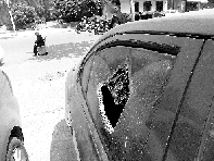 有個人晃了一圈后，寶馬、現(xiàn)代、越野的車窗都“長”出大窟窿
