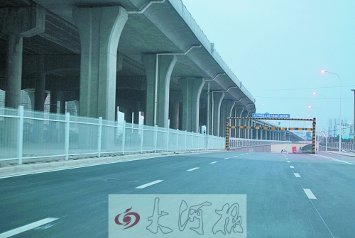 下穿隧道限高3米，不影響公交車通行。