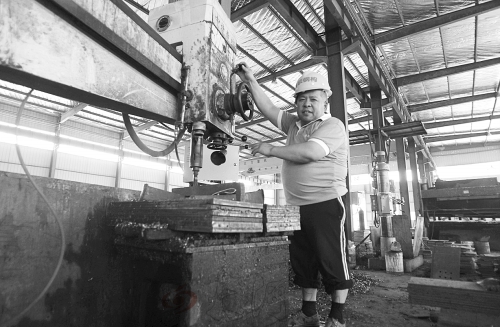 殘疾人員工已經(jīng)能夠熟練地操控機(jī)床 殘疾人員工已經(jīng)能夠熟練地操控機(jī)床