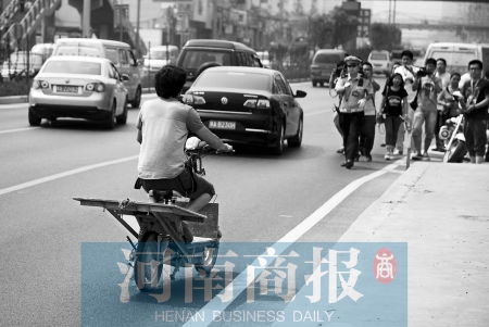 剛駛出隧道口，騎電動(dòng)車的他被交警攔下 邱曉峰/攝