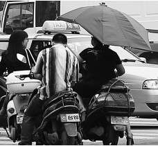 昨日，鄭州市鄭州花園路與農(nóng)業(yè)路交叉口，電動(dòng)車裝傘埋下安全隱患