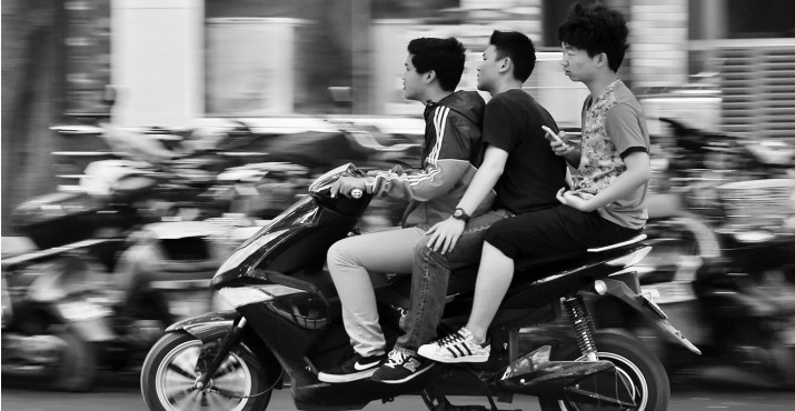 昨日，鄭州經(jīng)五路與豐產(chǎn)路交叉口電動(dòng)車超載