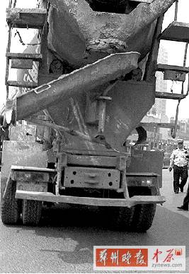 　當(dāng)時(shí)，老人就倒在水泥罐車的右后輪邊