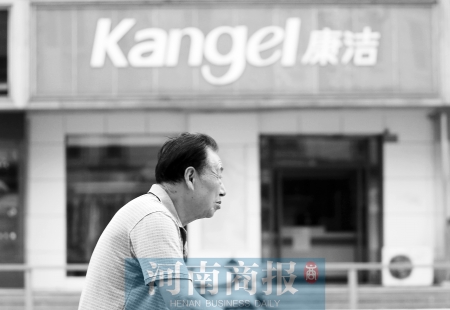 　這一切，將會(huì)給康潔公司、加盟商，乃至鄭州洗衣行業(yè)，帶來(lái)什么？ 記者 趙卓/攝