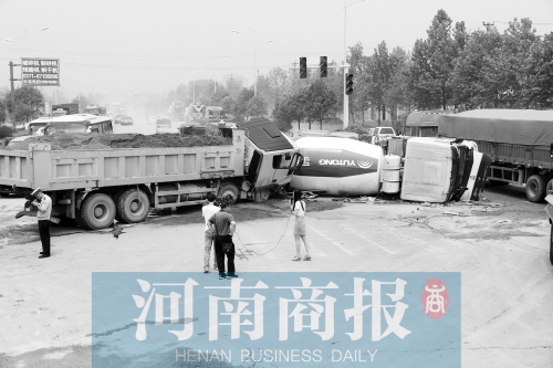 事故現(xiàn)場的附近居民稱，路口的紅綠燈從來沒亮過