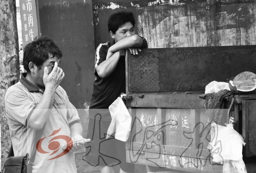 　拿著錢，陳小立感動(dòng)得哭了。