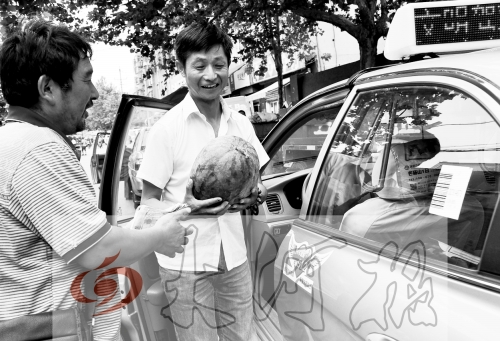 　　的哥將一天的運(yùn)營(yíng)收入捐給陳小立，陳小立送瓜感謝。