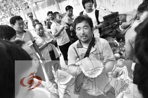 為了表示感謝，陳小立切西瓜分給大家吃。