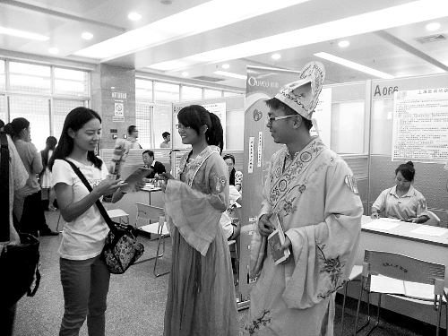 招聘會上，企業(yè)玩起行為藝術(shù)。