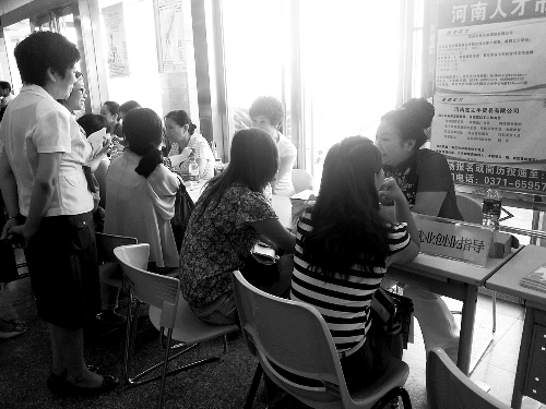 招聘會，導(dǎo)師團(tuán)正與大學(xué)生面對面交談。