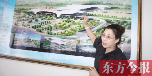 梁園區(qū)高鐵建設指揮部常務副指揮長、梁園區(qū)委副書記杜麗亞向記者介紹高鐵站效果圖