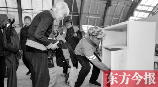 　11月5日，孫德坤把棉衣送到今報(bào)的一處“愛(ài)有所衣”站點(diǎn)