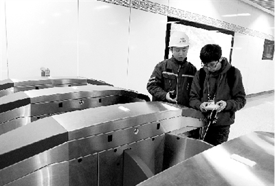 昨天上午，體育中心站，工作人員正在對(duì)進(jìn)出站閘機(jī)進(jìn)行調(diào)試。