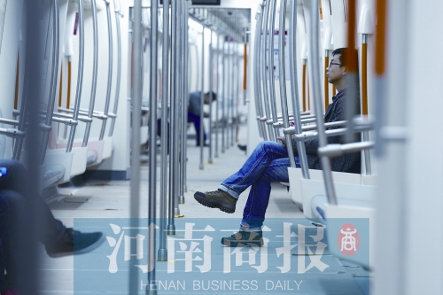 倆小時(shí)不出地鐵站，要按全程收費(fèi) 王春勝/攝