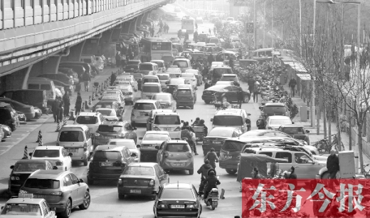 鄭大一附院北門的馬路被非機動車占去一條車道，這里也極易造成交通擁堵