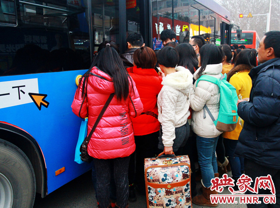 鄭州市金水路紫荊山公交樞紐站又現(xiàn)火爆場(chǎng)面。