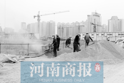 緯二路與東明路交叉口附近，一處工地上塵土飛揚(yáng) 記者 鄧萬(wàn)里/攝