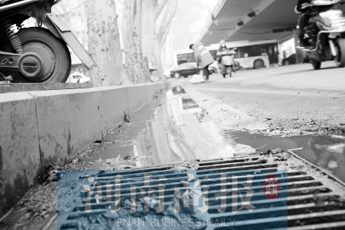 現(xiàn)場，污水流到了機動車道上