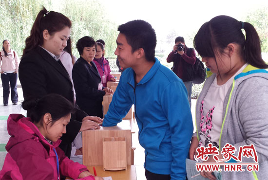 考生本人抽簽決定座號(hào)。