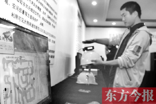可見光通信技術(shù)應(yīng)用展示會上，參觀者體驗(yàn)新技術(shù)在采礦工具上的應(yīng)用