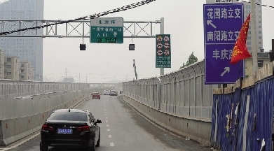 渣土車(chē)上三環(huán)快速路 文化路上橋口裝“電子眼”抓拍