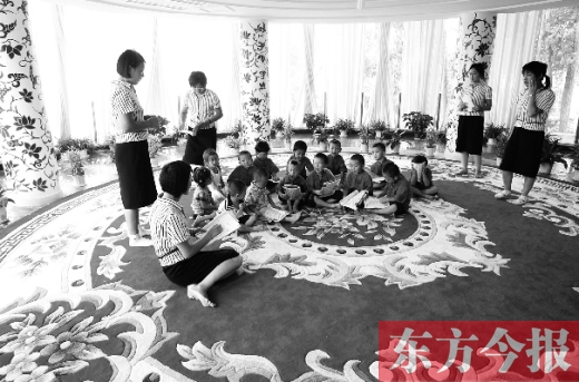 鄭州一幼兒園里的孩子在老師的帶領(lǐng)下讀《論語》。