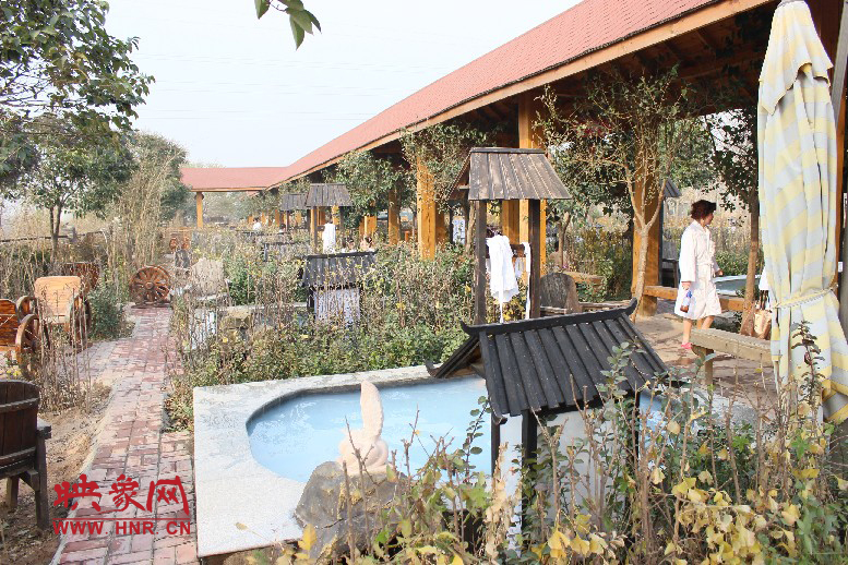 各種小溫泉池，溫度有高有低，每個池用料不同有各種功效