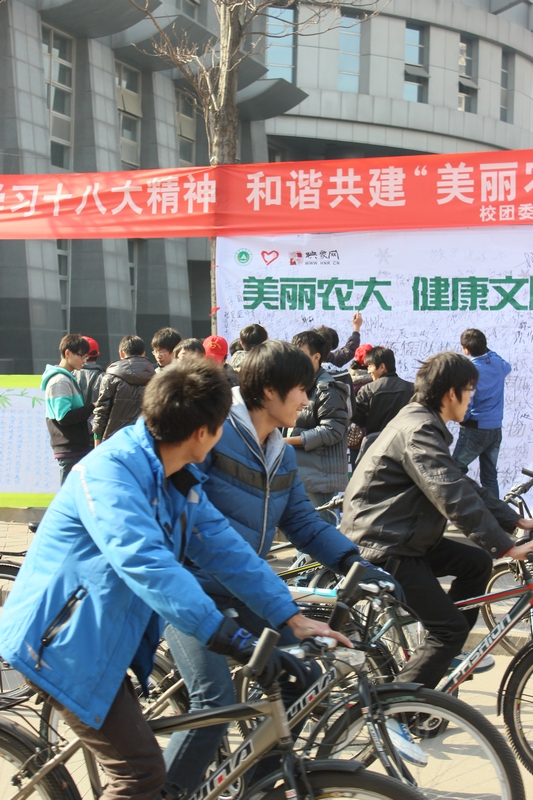 活動(dòng)現(xiàn)場(chǎng)人流涌動(dòng),過(guò)路人群駐足觀看 活動(dòng)現(xiàn)場(chǎng)人流涌動(dòng),過(guò)路人群駐足觀看