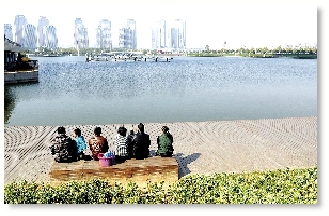 昨天中午，如意湖畔，在這樣的天氣曬太陽是一種享受。 記者 馬健 圖