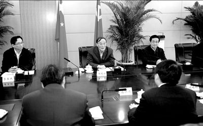 11月30日，中共中央政治局常委、中央紀(jì)委書記王岐山在北京主持召開座談會，聽取專家學(xué)者對黨風(fēng)廉政建設(shè)和反腐敗工作的意見和建議。新華社發(fā)