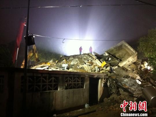 六層民房倒塌現場。何蔣勇　攝