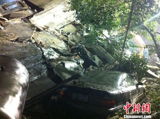 六層民房倒塌現場。何蔣勇　攝