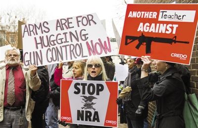 12月17日，華盛頓，示威者來到美國“全國槍支協(xié)會(huì)”在國會(huì)的說客辦公室表達(dá)控制槍支的訴求。