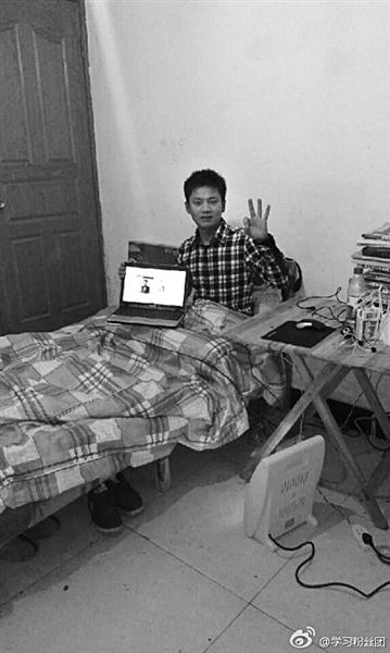 張洪銘在微博上發(fā)了張照片。照片顯示，他居住的屋子主要有一床一桌，寒冬里以電暖器取暖。