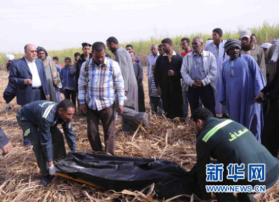 2月26日，在埃及旅游城市盧克索附近，急救人員在熱氣球事故現(xiàn)場搬運遇難者遺體。 新華社發(fā)