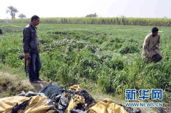 2月26日，在埃及旅游城市盧克索附近，當?shù)匕踩藛T在發(fā)生熱氣球爆炸事故的現(xiàn)場查看。