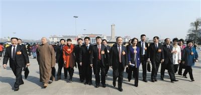 昨日，中國(guó)人民政治協(xié)商會(huì)議第十二屆全國(guó)委員會(huì)第一次會(huì)議在北京人民大會(huì)堂開幕。這是全國(guó)政協(xié)委員走向人民大會(huì)堂。新華社記者 陳樹根 攝