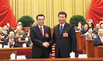 昨日，人大會議投票表決，決定李克強為國務(wù)院總理后，習(xí)近平和李克強親切握手。 新華社記者 蘭紅光 攝